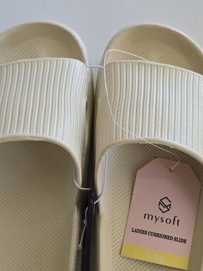 Ladies Cushioned Slide Sandals in Cream